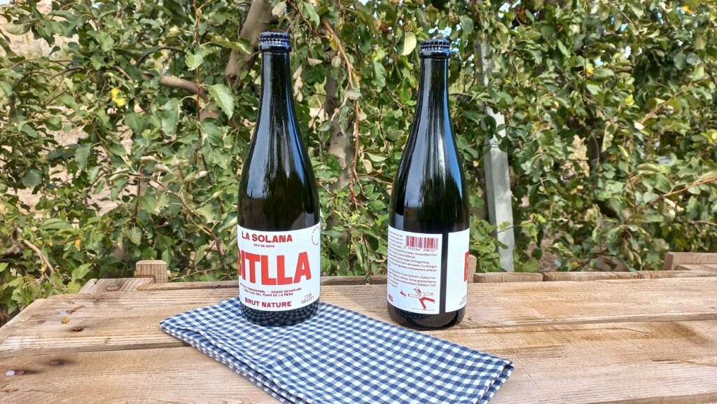 botellas brut nature bitlla la solana en una mesa de madera