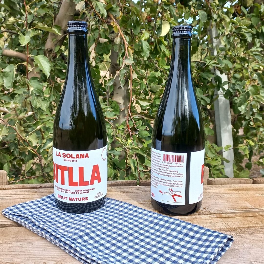 botellas brut nature bitlla la solana en una mesa de madera